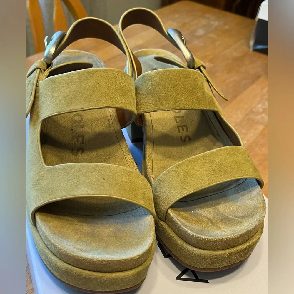 Aerosoles olive green suede, chunky heel sandal! Gently worn. Size 8 1/2. - Picture 2 of 6